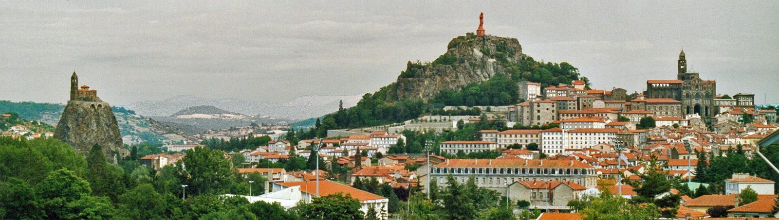 Panorama du Puy-en-Velay avec la cathédrale Notre-Dame et les pitons volcaniques