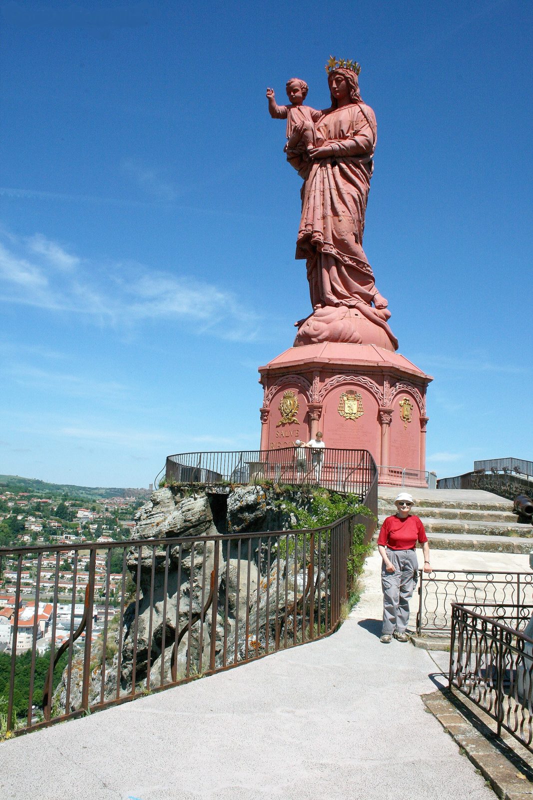 Statue Notre-Dame de France au sommet du rocher Corneille