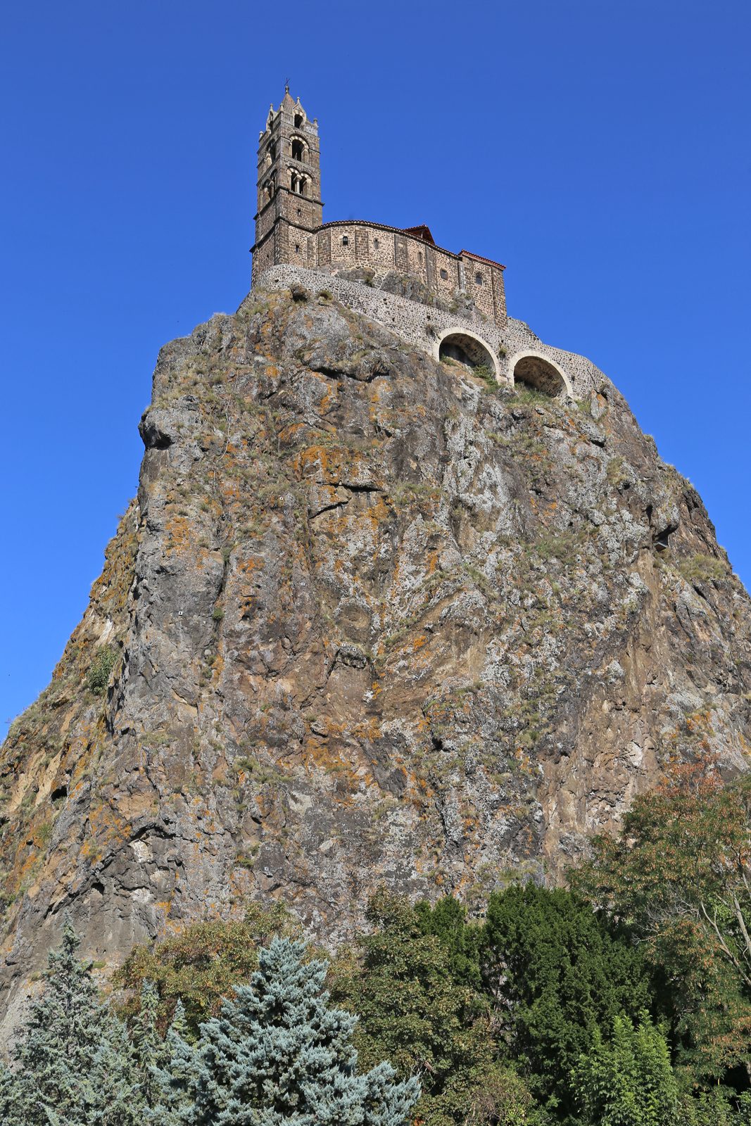 Chapelle Saint-Michel d'Aiguilhe perchée sur son rocher volcanique au Puy-en-Velay
